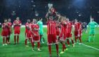 بايرن يعيد إحياء "تحدي المانيكان" في احتفاله بالسوبر