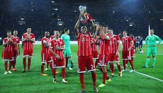 بايرن يعيد إحياء "تحدي المانيكان" في احتفاله بالسوبر