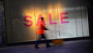 مصريون يترقبون انخفاض الأسعار بعد تراجع الدولار