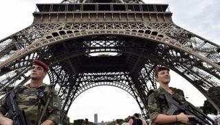 قوات من الجيش تحيط ببرج إيفل (أ.ف.ب)