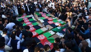 أفغان حول جثامين ضحايا حريق مسجد بهرات 