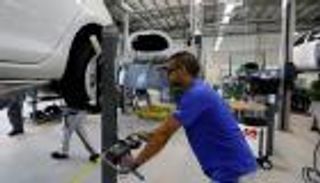 الجزائر توقف مصانع تجميع السيارات