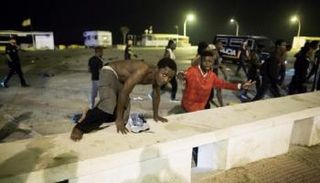 عشرات المهاجرين يقتحمون مركزا حدوديا بين المغرب وإسبانيا