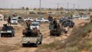 باحث أمريكي: قطر ترسل أسلحة هائلة للإرهابيين بليبيا 