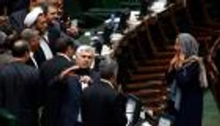 "سيلفي العار" يجمع نوابا إيرانيين وموغيريني