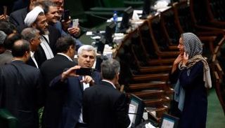 برلمانيون إيرانيون يلتقطون سيلفي مع موغيريني