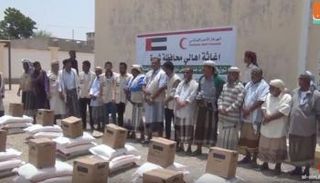 الهلال الأحمر الإماراتي يوزع مساعدات غذائية في عزان بشبوة
