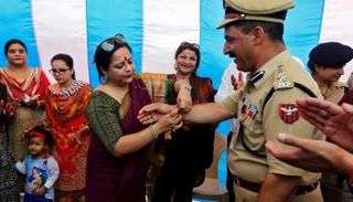 مهرجان الأخوة "راكشا باندان" في الهند