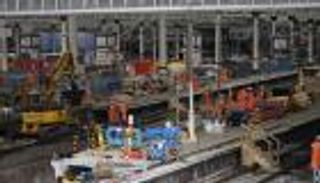 بالصور.. شلل بقطارات بريطانيا لتوسعة محطة "ووترلو" 