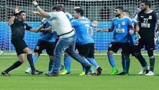 لاعبو الفيصلي يعتدون على الحكم