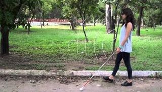 سيدة كفيفة تردي السوار