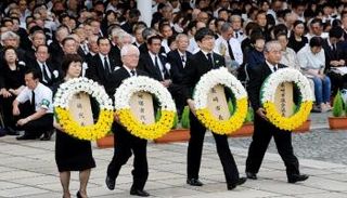 المسؤولون اليابانيون خلال إحياء ذكرى القصف بناجازاكي (أ.ف.ب)