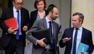 رئيس الحكومة الفرنسية وعدد من الوزراء (أ.ف.ب)