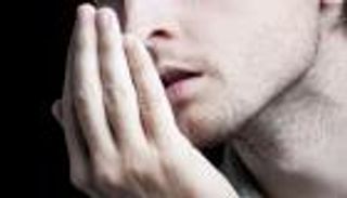 أسباب مفاجئة وغير متوقعة تسبب رائحة الفم الكريهة