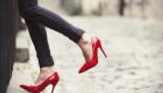 5 فوائد للابتعاد عن الكعب العالي.. منها اتزان الجسم 