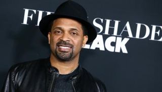 نجم الكوميديا مايك آيبس يقدم أول عروضه في أبوظبي 