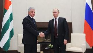 الرئيسان الروسي فلاديمير بوتين والأبخازي راؤول خاجيمبا