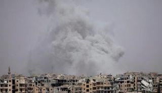 سحب الدخان تتصاعد في سماء الرقة- أرشيفية