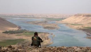 مقاتل من قوات سوريا الديمقراطية بالرقة