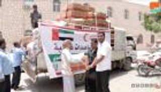 الهلال الأحمر الإماراتي يوزع مساعدات على مرضى بالمكلا اليمنية