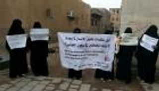 بالصور.. أمهات المختطفين بسجون الحوثي.. دعوات وصرخات