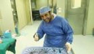 استخراج 39 مسمارا وولاعة وقصافة من معدة مصري