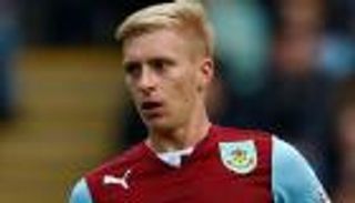 مدافع بيرنلي يتمنى صدمة تشيلسي ويتحدى موراتا