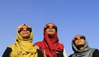 استخدام النظارات الشمسية الأصلية لوقاية العينين (أرشيفية)