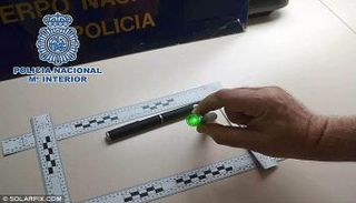 الشرطة تعرض قلم الليزر