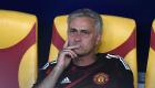 مورينيو يفاجئ مدافع يونايتد الجديد