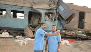 المسعفان يلتقطان سيلفي أمام القطارين