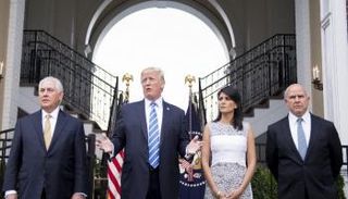 ترامب وعدد من مسؤولي الخارجية والأمن القومي (أ.ف.ب)