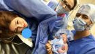 محمد رمضان ينشر سيلفي مع مولودته بغرفة العمليات