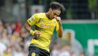 بيير إمريك أوباميانج يحتفل بأحد أهدافه