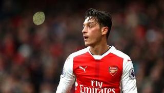 أوزيل يعرض خدماته على برشلونة