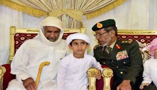 الفريق الركن حمد محمد ثاني الرميثي مع أسرة الشهيد محمد سعيد الحساني بالفجيرة