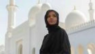 "حليمة عدن" عارضة أزياء بدأت من مخيم لاجئين ووصلت للعالمية