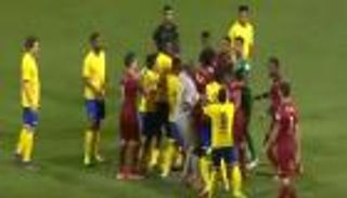 شاهد: "مصارعة" في مباراة النصر والفيصلي تنتهي بحالة طرد