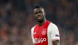 مدافع أياكس يتمرد على ناديه ويقترب من توتنهام