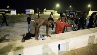 المهاجرون يقتحمون مركزا حدوديا بين المغرب وإسبانيا - أرشيفية