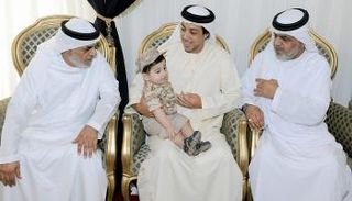 الشيخ منصور بن زايد آل نهيان يقدم واجب العزاء في أحد الشهداء