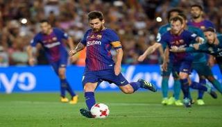 ليونيل ميسي نجم برشلونة لحظة تسديد ركلة جزاء أمام ريال مدريد