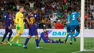 بيكيه يسجل هدفا في مرمى برشلونة
