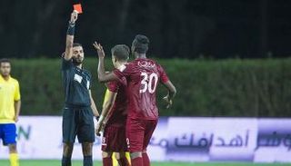 الربيعي يتلقى البطاقة الحمراء