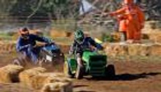 جز العشب في بريطانيا.. اختبار  التحمل على مدى 12 ساعة