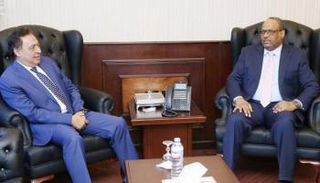 سفير الإمارات الى اليمين خلال لقائه وزير الصحة المصري