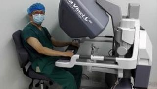 روبوت ينفذ جراحة صعبة