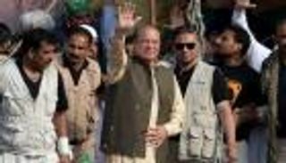 نواز شريف يطلب إعادة النظر في قرار إقالته 