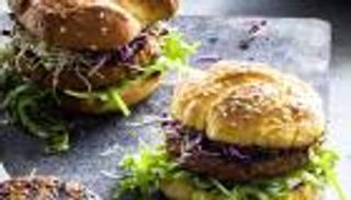 بالفيديو.. برجر وكفتة الحشرات قريبا في المتاجر السويسرية