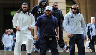 شروف المرتدي قميصا أزرق